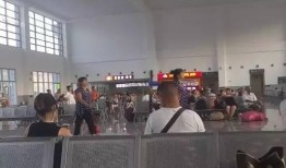 爆料火车站烧烤的视频,现场实拍，味蕾狂欢！