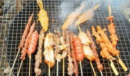 爆料火车站烧烤的视频,现场实拍，味蕾狂欢！